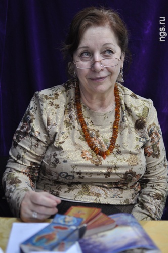 «Если карты говорят, мне что нужен врач, я обязательно посоветую человеку пойти к врачу», — не посягает на чужую компетенцию гадательница на Таро — обаятельная дама, словно из старого английского романа. «Если карты говорят, мне что нужен врач, я обязательно посоветую человеку пойти к врачу», — не посягает на чужую компетенцию гадательница на Таро — обаятельная дама, словно из старого английского романа.